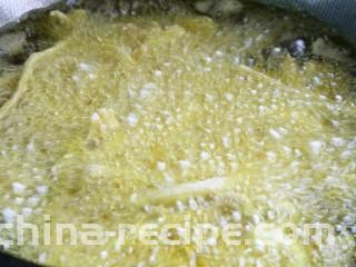 干煸茶树菇,锅内烧油炸茶树菇，大概7成热下锅，火不要太急，不然容易炸糊～炸至酥脆金黄后就可以捞出哦～