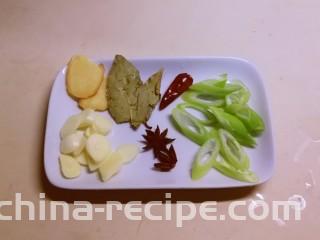 红烧素鸡,葱姜蒜切片  