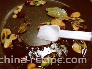 红烧素鸡,放入生抽 老抽 白糖