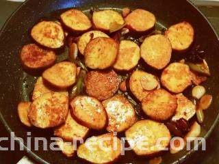 红烧素鸡,待素鸡完全上色 入味 汤汁很少且浓稠 关火