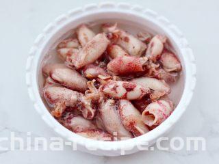 芥末菠菜海兔,海兔洗净后，用清水浸泡变软。