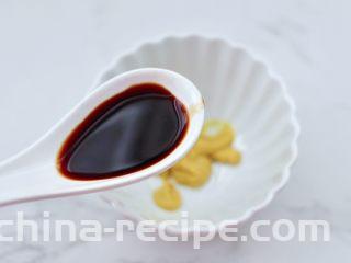 芥末菠菜海兔,加入生抽调味调色。