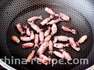 芥末菠菜海兔,锅中倒入适量的清水，放入泡软的海兔。