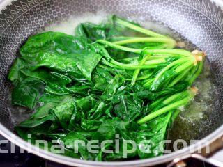 芥末菠菜海兔,锅中倒入适量清水，加入少许盐和几滴食用烧开，把洗净的菠菜进行焯水，看见菠菜断生变色的时候捞出沥干水分。