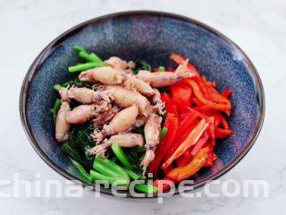 芥末菠菜海兔,碗里面放入切好的菠菜和红椒，焯熟的海兔。