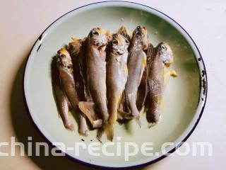 香辣小黄鱼,去腮去鱼肠，收拾干净 控干水分。