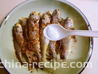 香辣小黄鱼,放入盐。