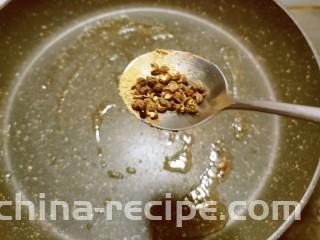 香辣小黄鱼,起油锅放入食用油，放入麻椒去腥增香。