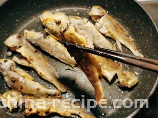 香辣小黄鱼,待一面定型后，翻另一面煎制。
