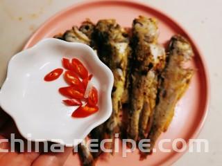 香辣小黄鱼,装盘，放入油辣椒。