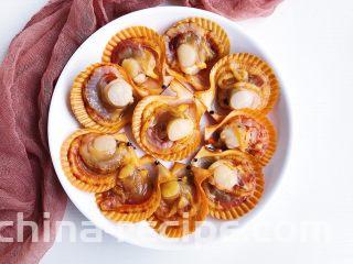 蒜蓉辣酱蒸扇贝,食材处理：扇贝可以让市场帮忙处理，拿回来挨个冲洗干净，码在盘子上。