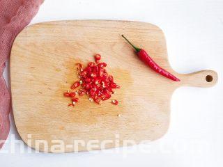 蒜蓉辣酱蒸扇贝,小米辣椒切末备用。