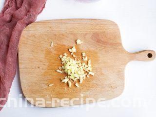 蒜蓉辣酱蒸扇贝,生姜切末备用（生姜可有可无，主要是海鲜偏寒，生姜可以驱寒还有去腥作用）