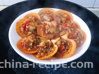 蒜蓉辣酱蒸扇贝,锅内倒入适量清水煮开上汽后放入扇贝