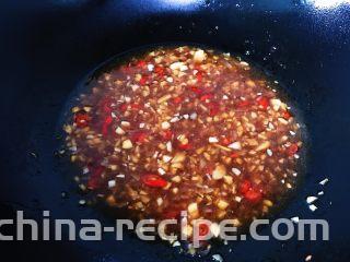 蒜蓉辣酱蒸扇贝,油锅烧热，倒入搅拌好的酱汁，最后加入适量清水焖煮一两分钟（调好的酱汁煮熟会更香，而且煮熟的大蒜味道不会呛口，颜色也不会发生化合反应，变绿影响成品颜值）