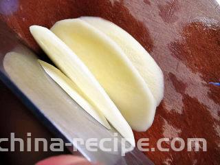 老干妈拌土豆丝,土豆切0．1公分厚薄片