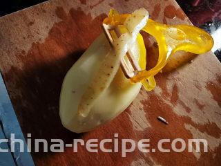 老干妈拌土豆丝,土豆刨去外皮