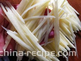 老干妈拌土豆丝,切好的模样