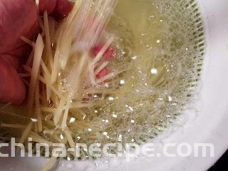 老干妈拌土豆丝,冲洗去土豆淀粉