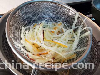 老干妈拌土豆丝,汆烫一下捞出
