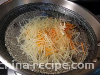 老干妈拌土豆丝,水开，土豆丝及胡萝卜下锅