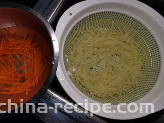 老干妈拌土豆丝,土豆丝与胡萝卜丝，分开泡水