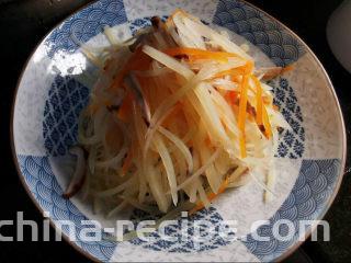 老干妈拌土豆丝,土豆丝沥去水分