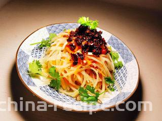老干妈拌土豆丝,再用香菜点缀即可，开动后，拌开食用
