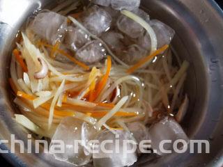 老干妈拌土豆丝,加冰块增加脆度