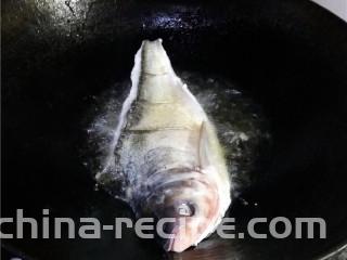 香辣豆瓣鱼,炒锅烧热，油多放一点，放入白鲢鱼炸熟；煮熟后，捞出控油，盛入碟子里；