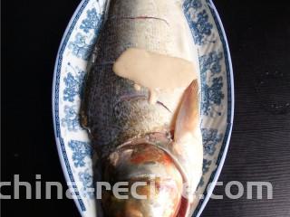 香辣豆瓣鱼,白鲢鱼宰杀后，剖洗干净，用适量盐、料酒、水淀粉抓匀，腌制片刻；