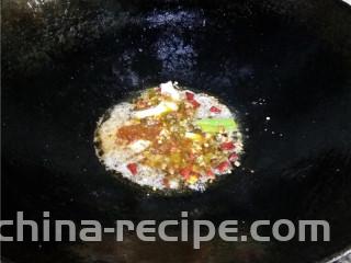 香辣豆瓣鱼,再调入郫县豆瓣酱，继续翻炒；