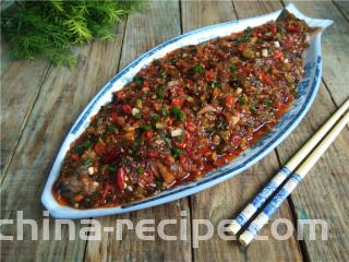 香辣豆瓣鱼,将汤汁淋在炸好的白鲢鱼上，撒入葱花点缀，【豆瓣鱼】就做好啦。