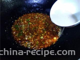 香辣豆瓣鱼,调入适量盐，翻炒均匀；再调入水淀粉，迅速搅拌均匀；