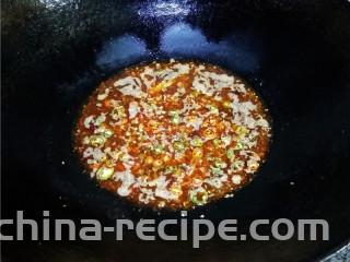 香辣豆瓣鱼,倒入适量清水，调入适量白糖、香醋烧开；