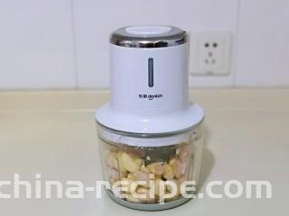 自制蒜蓉辣酱,按下启动按钮，很快就把蒜皮去掉。