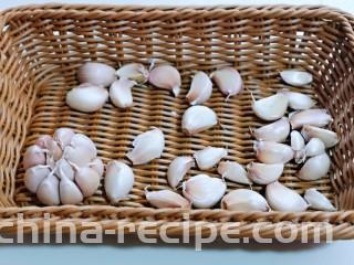 自制蒜蓉辣酱,将蒜头掰成一瓣一瓣的。