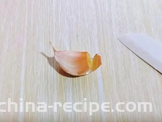 自制蒜蓉辣酱,将蒜瓣的根部切掉，依次做完。