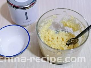 自制蒜蓉辣酱,约30秒，蒜蓉完成了，取出备用。