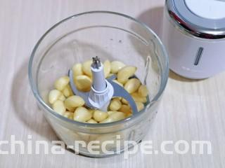 自制蒜蓉辣酱,换上绞肉刀片。