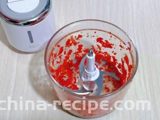 自制蒜蓉辣酱,启动将辣椒搅碎。