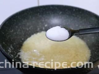 自制蒜蓉辣酱,加入盐，翻炒均匀。