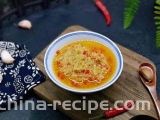 自制蒜蓉辣酱,盛出装盘，不要太嗲呦～～