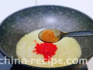 自制蒜蓉辣酱,加入十三香。(不喜欢可以不放)