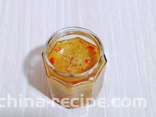自制蒜蓉辣酱,一次吃不完装入消毒的玻璃瓶中，盖上盖子，冰箱冷藏保存，尽快吃完。