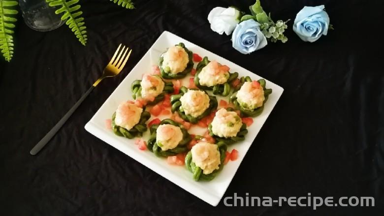 The recipe for making chicken paste with cowpeas