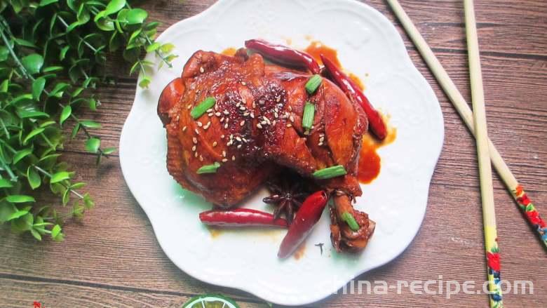 The method of sucking chicken legs with fingers