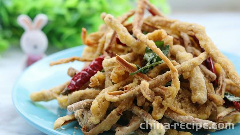 The method of dry frying tea tree mushrooms