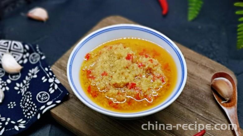 The method of making homemade garlic chili sauce