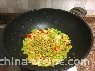 双豆炒肉,放入泡豇豆翻炒10秒。